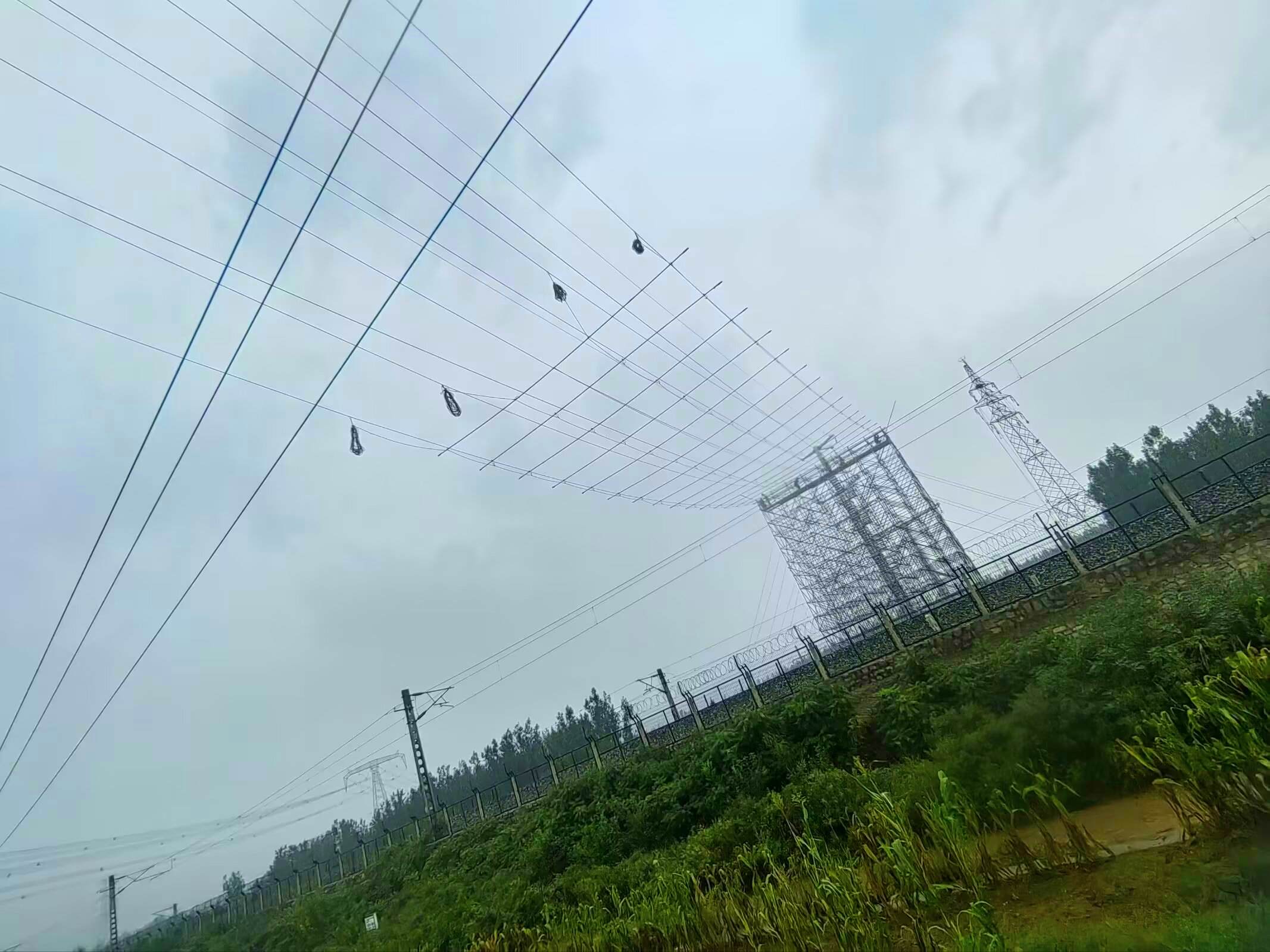 泰安市公鐵聯(lián)運物流產(chǎn)業(yè)園建設(shè)涉及的110kV 汶龍線東山龍支線遷改工程跨越國電泰安疏K4+100,K2+430處拆除工程