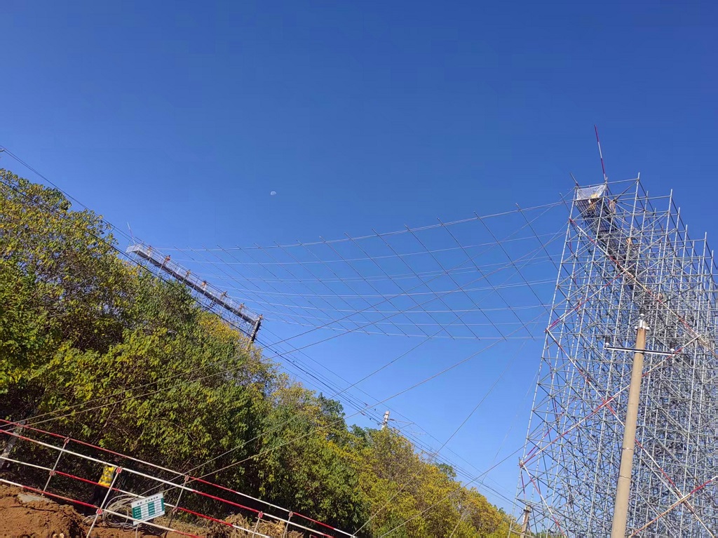 山東濰坊南燕220千伏輸變電工程化工~狀元 220kV 線路改造工程跨越辛泰鐵路K15+620 處架設(shè)電力線路工程